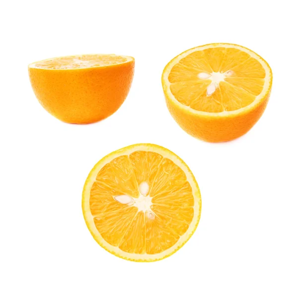 Ώριμο πορτοκαλί κομμένο στο μισό απομονωμένο πάνω από το λευκό φόντο, σύνολο διαφορετικών προάκρων — Φωτογραφία Αρχείου