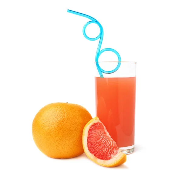 Высокий стакан, наполненный грейпфрутовым соком, голубая изогнутая солома и фрукты, состав выделен на белом фоне — стоковое фото