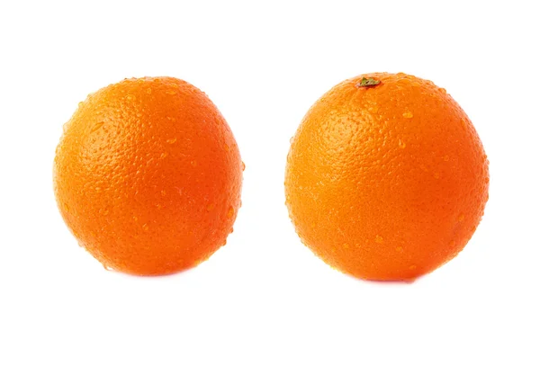 Orangefarbene Früchte, bedeckt mit den vielen Wassertropfen, isoliert über dem weißen Hintergrund, verschiedene Verkürzungen — Stockfoto