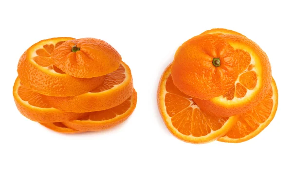 Mandarina fresca cortada en rodajas aisladas sobre el fondo blanco —  Fotos de Stock