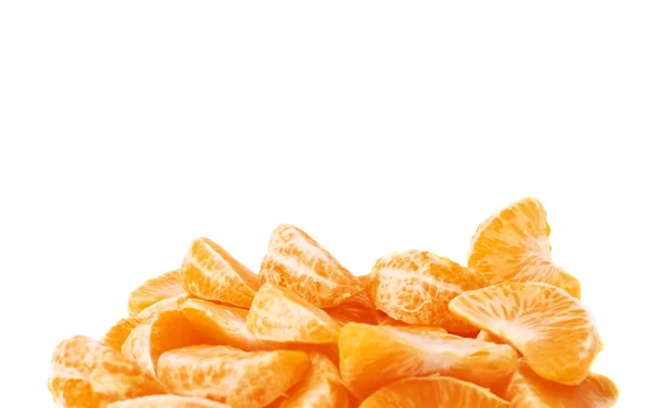 A fehér háttér fölé elszigetelt mandarin halom szeleteket — Stock Fotó