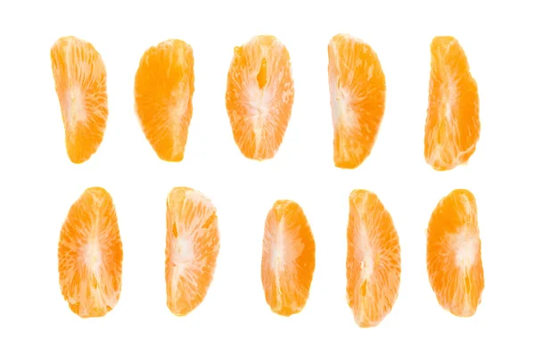 Plasterki mandarynki wyizolowane na białym tle — Zdjęcie stockowe