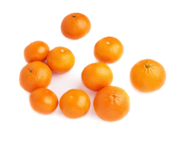 Povrch pokrytý více zralé čerstvé šťavnaté mandarinky, složení izolovaných bílém pozadí — Stock fotografie