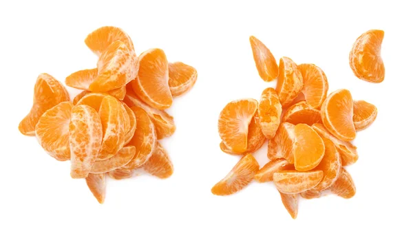 在白色背景上隔离的橘子片段的切片堆 — 图库照片