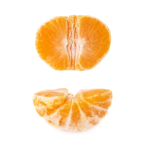 La moitié des fruits frais juteux de mandarine isolés sur le fond blanc — Photo