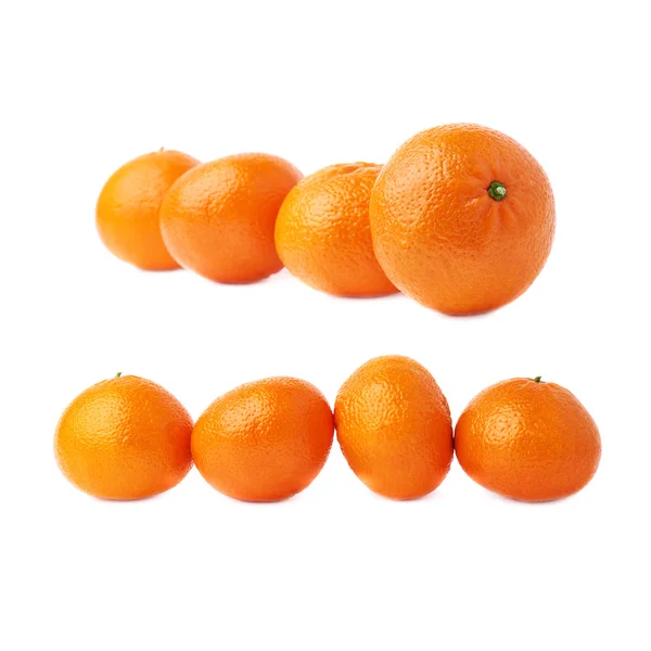 Четыре свежих сочных мандарины фруктовый состав изолирован на белом фоне — стоковое фото