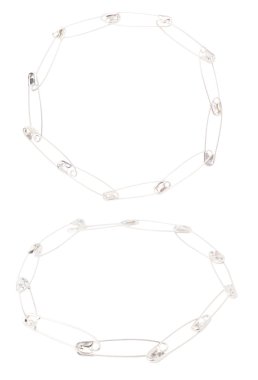 Beyaz arka plan üzerinde izole edilmiş emniyet pimlerinden yapılmış yuvarlak çerçeve, farklı foreshortenings kümesi