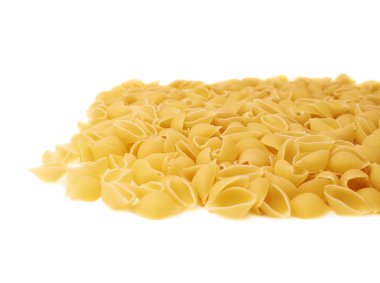Kuru conchiglie makarna izole beyaz arka plan üzerinde yığını