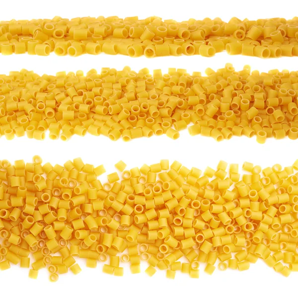 Line gjorde torr ditalini pasta över isolerade vit bakgrund — Stockfoto