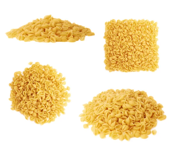Hög med torr conchiglie pasta över isolerade vit bakgrund — Stockfoto