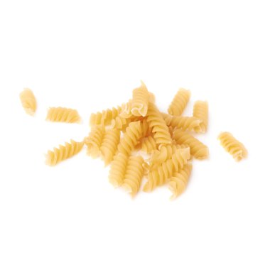 Kuru makarna rotini izole beyaz arka plan üzerinde yığını