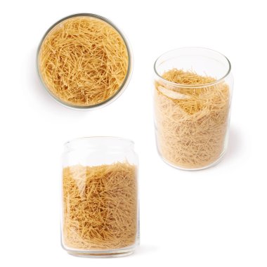 İzole beyaz arka plan üzerinde kuru erişte makarna ile dolu cam kavanoz seti