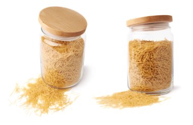 İzole beyaz arka plan üzerinde kuru erişte makarna ile dolu cam kavanoz seti