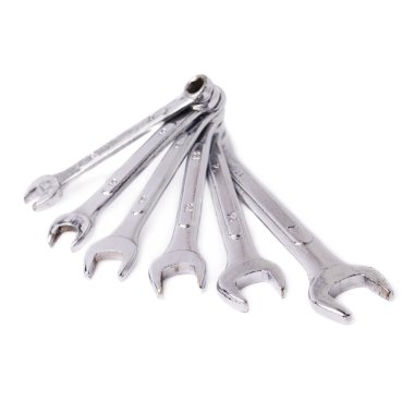 Beyaz arka plan üzerinde izole wrenchs metal aletler yığını