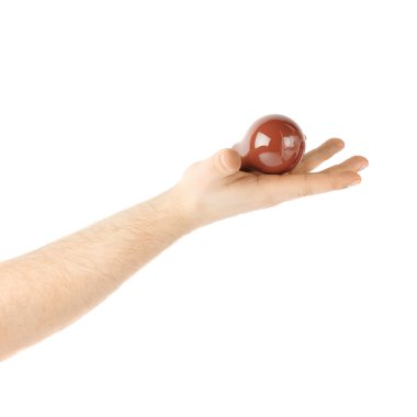 Bir ampul, beyaz arka plan üzerinde izole kompozisyon tutan el