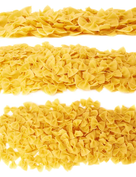 Line gjorde torr farfalle pasta över isolerade vit bakgrund — Stockfoto