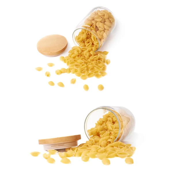 Aantal glazen pot gevuld met droge conchiglie pasta over geïsoleerde witte achtergrond — Stockfoto