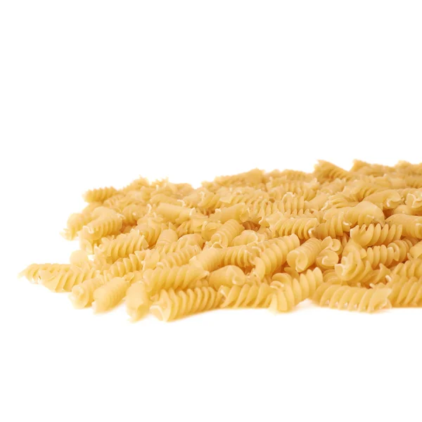 Haufen trockener Rotini-Pasta über isoliertem weißem Hintergrund — Stockfoto