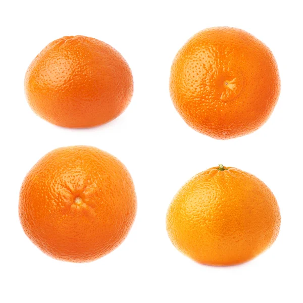 Свіжі соковиті мандарини фрукти ізольовані на білому тлі — стокове фото
