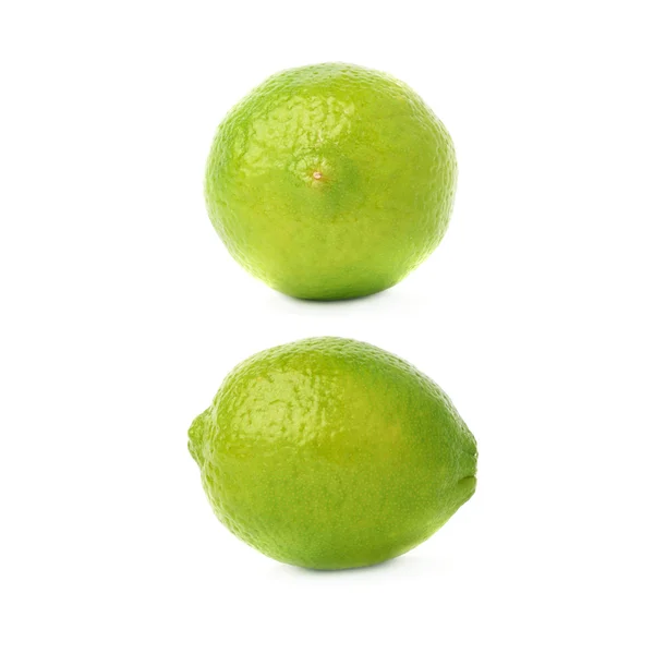 Set med två enkla limefrukter i olika kompositioner och foreshortenings, isolerade över den vita bakgrunden — Stockfoto