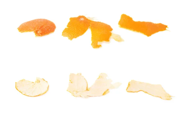 Parties de peau de mandarine isolées sur fond blanc — Photo
