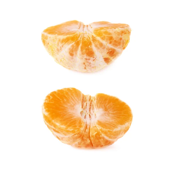 Mitad de fruta fresca jugosa de mandarina aislada sobre el fondo blanco — Foto de Stock