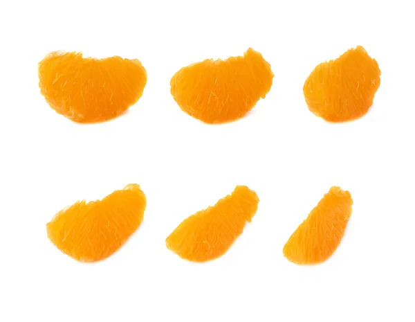 A fehér háttér fölé izolált mandarin szeletszakaszai — Stock Fotó