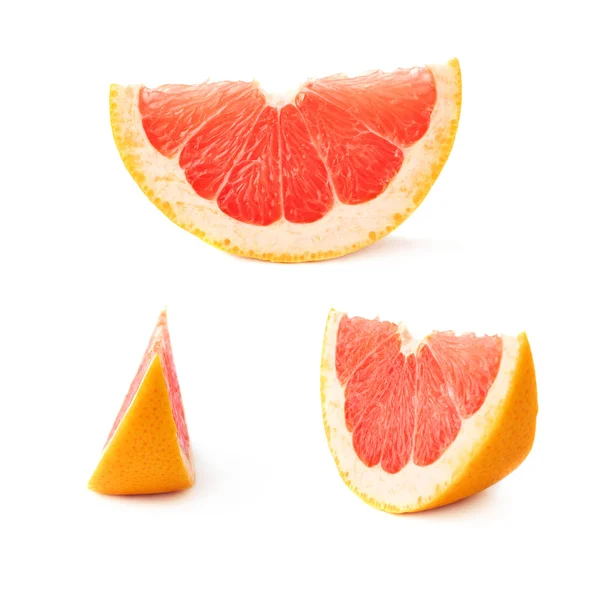 Slice avsnitt av grapefrukt isolerade över den vita bakgrunden — Stockfoto