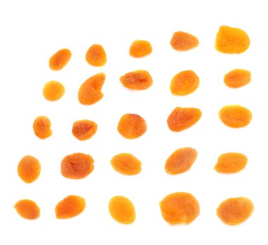 Beyaz arka plan üzerinde kuru turuncu kayısı