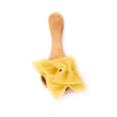 Tahta kaşık kuru farfalle makarna ile izole beyaz arka plan üzerinde dolu.