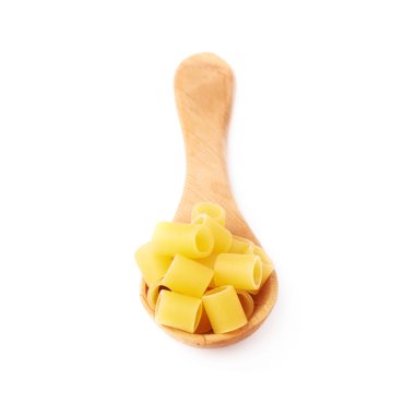 Tahta kaşık kuru ditalini makarna ile izole beyaz arka plan üzerinde dolu.