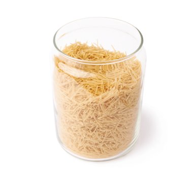 Kuru erişte makarna ile izole beyaz arka plan üzerinde dolu cam kavanoz