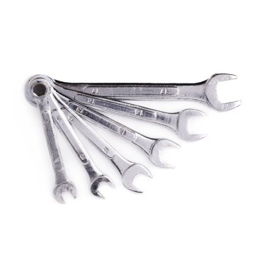 Beyaz arka plan üzerinde izole wrenchs metal aletler yığını