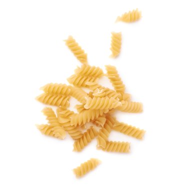 Kuru makarna rotini izole beyaz arka plan üzerinde yığını