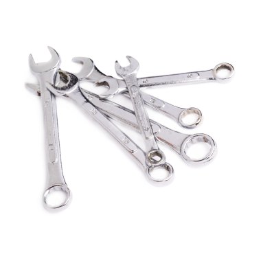 Beyaz arka plan üzerinde izole wrenchs metal aletler yığını