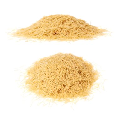 Kuru erişte makarna izole beyaz arka plan üzerinde yığını