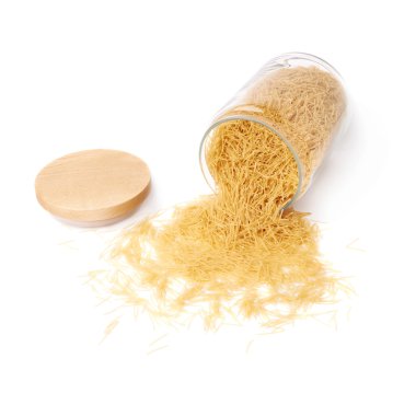 Kuru erişte makarna ile izole beyaz arka plan üzerinde dolu cam kavanoz