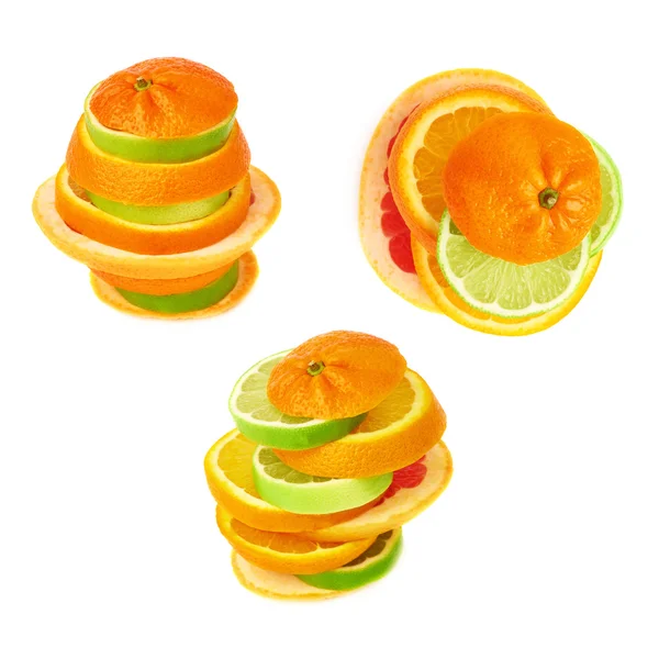 Tumpukan jeruk yang diiris buah di atas latar belakang putih yang terisolasi — Stok Foto