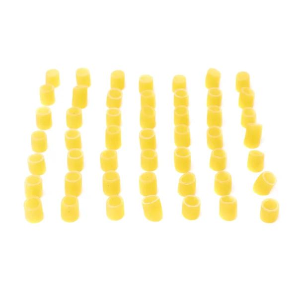 Enkele stuks droge ditalini pasta over geïsoleerde witte achtergrond — Stockfoto