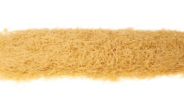 Satır kuru erişte makarna izole beyaz arka plan üzerinde yapılmış.