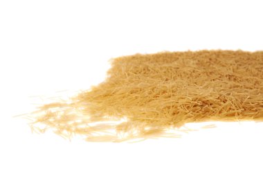 Kuru erişte makarna izole beyaz arka plan üzerinde yığını