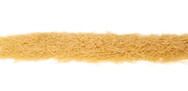 Satır kuru erişte makarna izole beyaz arka plan üzerinde yapılmış.