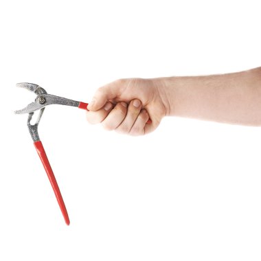 El bir tesisatçı anahtarı aracı tutarak, kompozisyon beyaz arka plan üzerinde izole