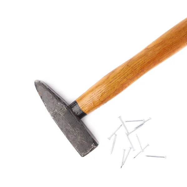 Großer Hammer mit einem Haufen Nägel über weißem isoliertem Hintergrund — Stockfoto