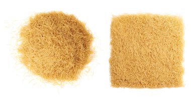 Kuru erişte makarna izole beyaz arka plan üzerinde yığını