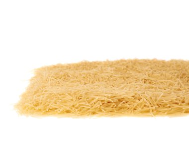 Kuru erişte makarna izole beyaz arka plan üzerinde yığını