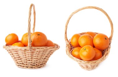 Hasır sepet birden çok olgun taze sulu mandalina tam beyaz arka plan üzerinde izole kompozisyon