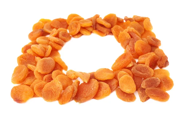 Getrocknete orange Aprikosen auf weißem Hintergrund — Stockfoto