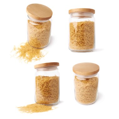 İzole beyaz arka plan üzerinde kuru erişte makarna ile dolu cam kavanoz seti