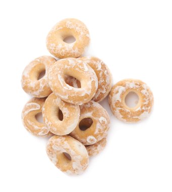 Beyaz arka plan üzerinde izole delik ile küçük kek yığını